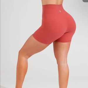 Buffbunny Matching Set. Rosa shorts and crystal crop top.